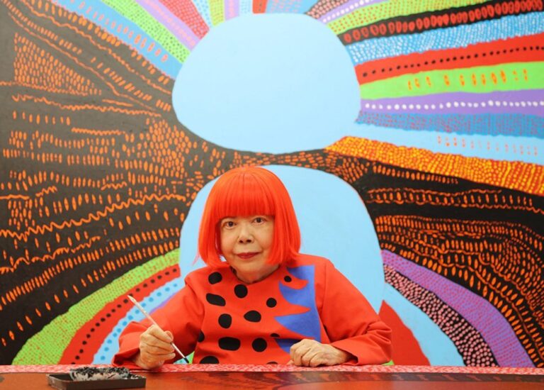 Yayoi Kusama en una de sus exposiciones