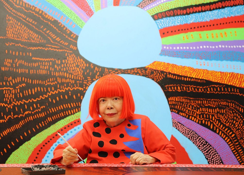 Yayoi Kusama en una de sus exposiciones
