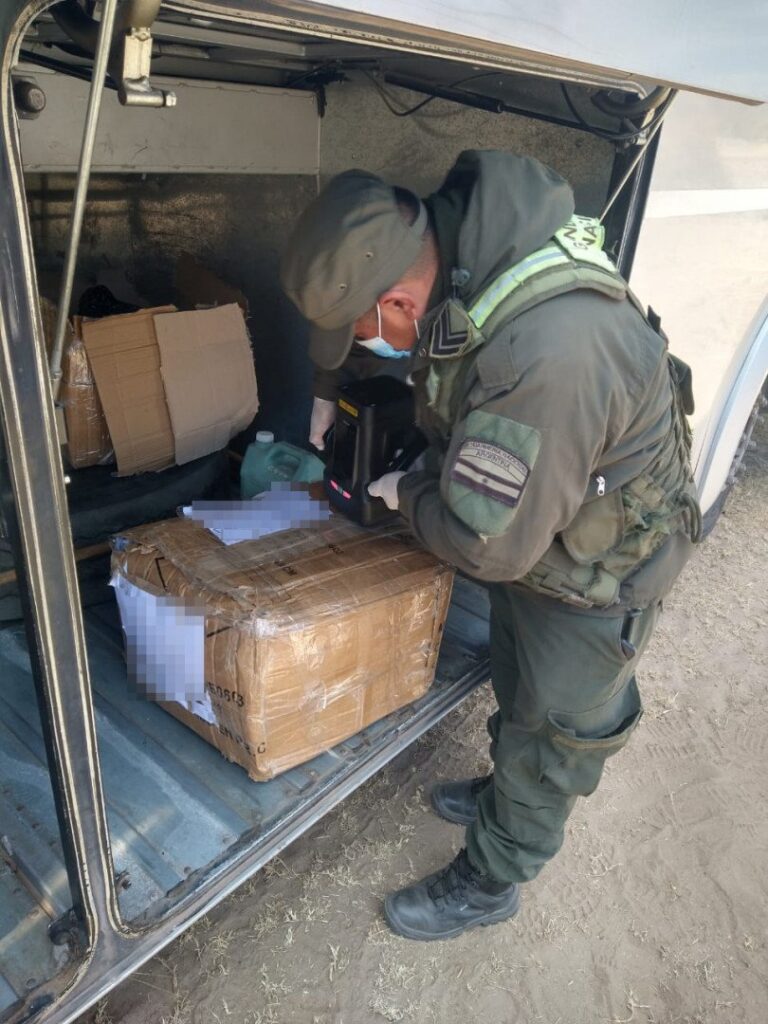 Gendarmes inspeccionan bodega de colectivo en operativo antidrogas en Tucumán