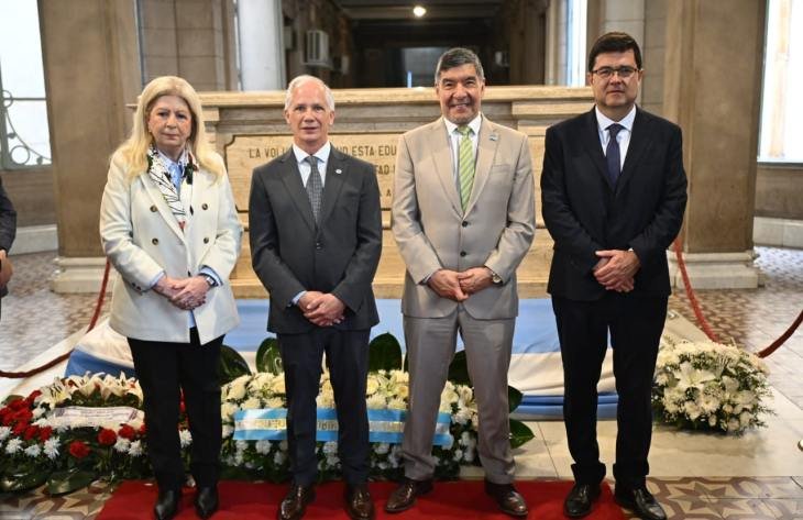 Palma floral en homenaje a Juan Bautista Alberdi en Casa de Gobierno de Tucumán