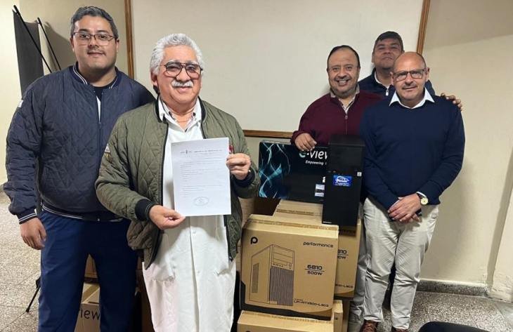 Entrega de computadoras en el Hospital de Juan Bautista Alberdi