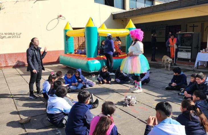 Niños y personal de salud durante la jornada en la Escuela Juan Larrea de Mancopa