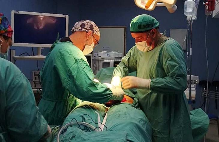 Equipo médico del Hospital Eva Perón durante una cirugía