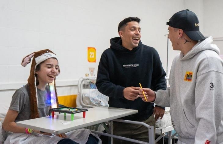 Jugadores de San Martín de Tucumán junto a pacientes del Hospital del Niño Jesús