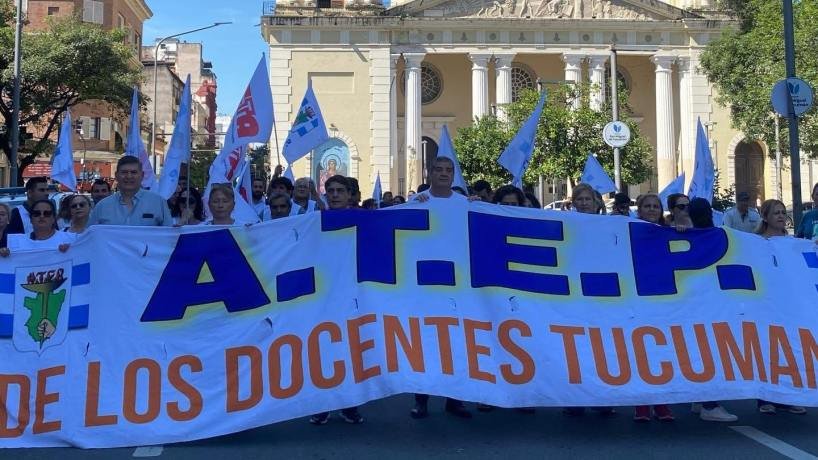 Hugo Brito, secretario general de ATEP, en una marcha docente