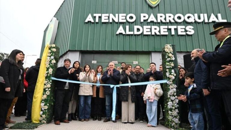 Autoridades en el acto de inauguración del estadio remodelado de Ateneo Parroquial