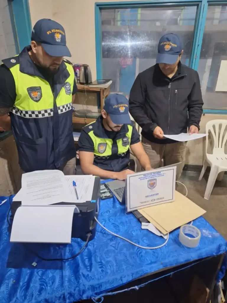 Policías elaboran actas después de allanar el penal de Villa Urquiza