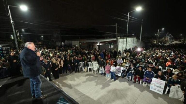 El gobernador Osvaldo Jaldo junto a autoridades durante la inauguración de obras en el barrio 25 de Mayo de Alderetes