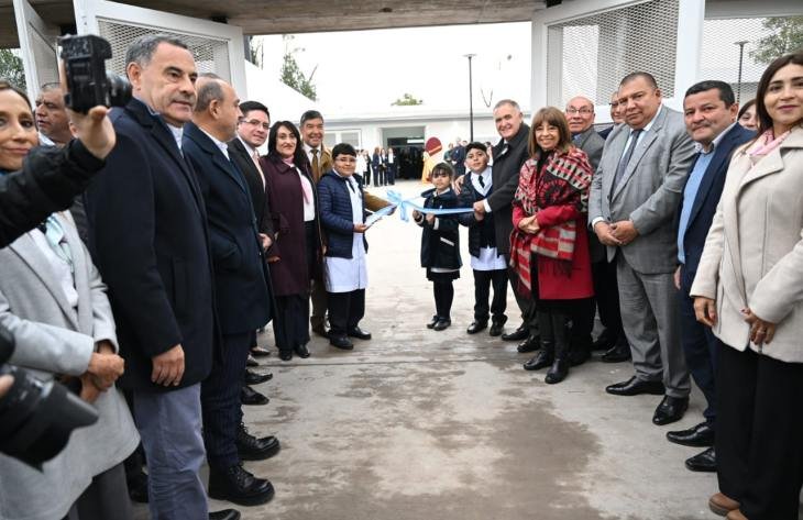 Acto de inauguración del nuevo edificio de la Escuela N° 120 Gobernación de los Andes en Santa Rosa de Leales