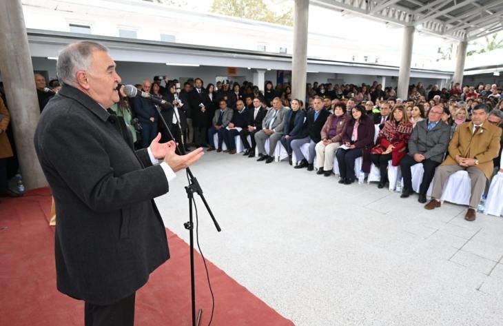 Autoridades provinciales en la inauguración de la Escuela N° 120 en Santa Rosa de Leales