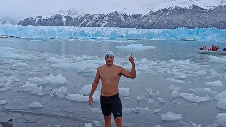 Juan Pablo Medina con la medalla de bronce en el Winter Swimming World Cup 2026