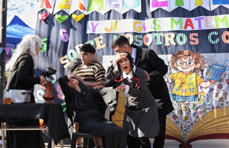 Estudiantes en la 3.ª Kermés Literaria y Juegos Matemáticos en el Parque El Provincial