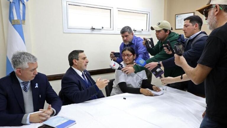 Conferencia de prensa del ministro Luis Medina Ruiz en el Hospital Regional de Concepción