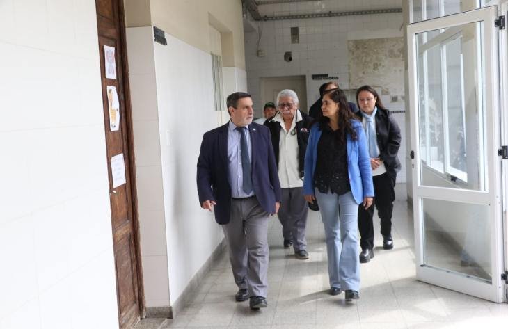 Ministro de Salud Pública, Luis Medina Ruiz, durante la recorrida por el Hospital Juan Bautista Alberdi