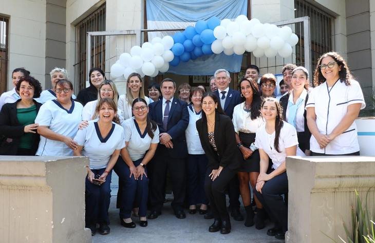 Ministro de Salud Luis Medina Ruiz junto a vacunadores en el Vacunatorio de la Familia