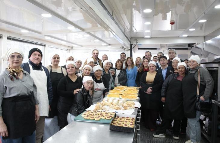 Ministra Montaldo junto a la intendente Najar en el tráiler de Educación sobre ruedas