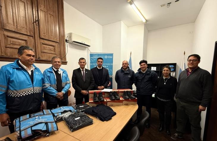 Entrega de indumentaria y herramientas de seguridad vial en Tucumán