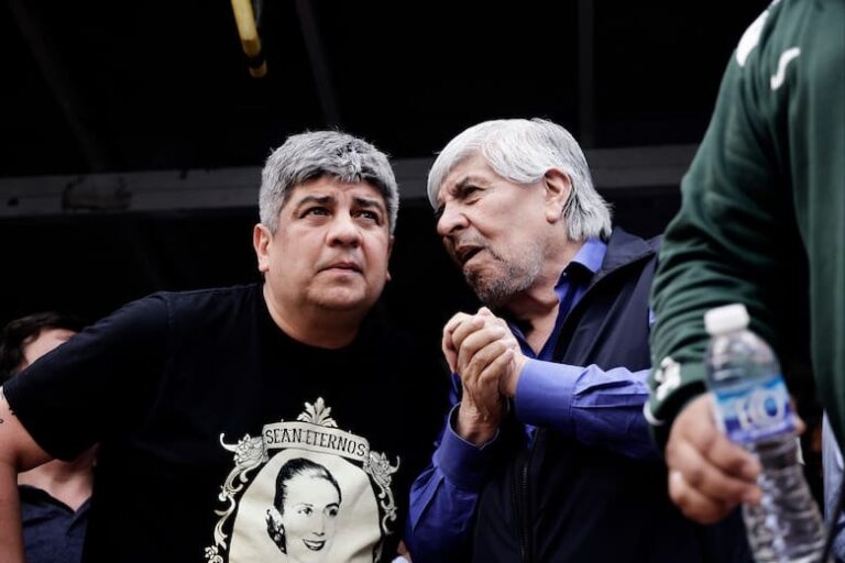 Pablo Moyano hablando con periodistas durante la marcha por San Cayetano