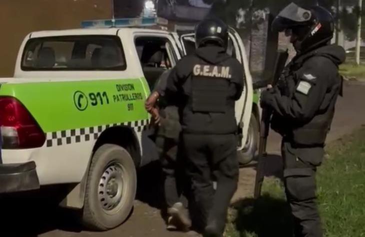 Efectivo del GEAM de la Policía de Tucumán con arma TASER-7