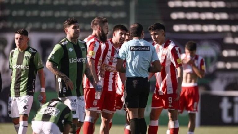 Jugadores de San Martín de Tucumán en el vestuario tras la derrota