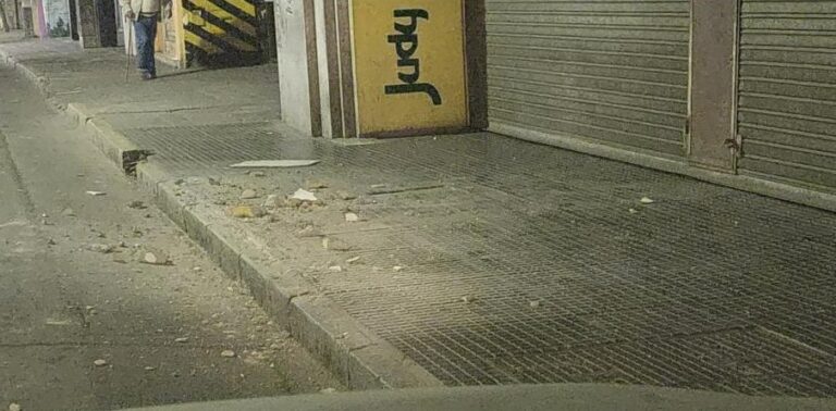 Mampostería desprendida en local comercial sobre calle 24 de Septiembre