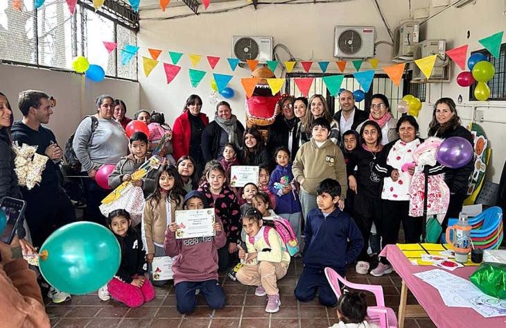 Niños y familias participan en juegos organizados por Se Mueve Tucumán en Villa Carmela