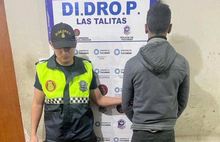 Efectivos policiales durante el procedimiento en Los Pocitos