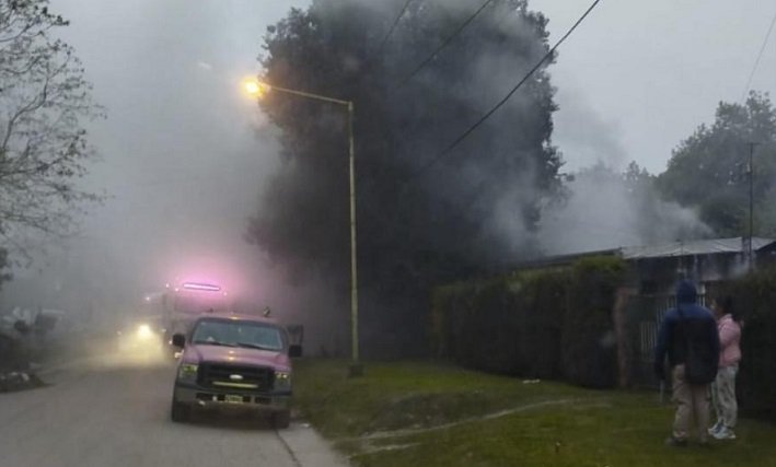 Bomberos trabajando en el incendio de una vivienda en Tafí Viejo