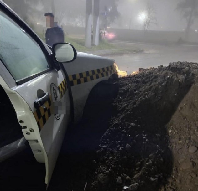 Taxi accidentado contra montículo de tierra en Barrancas del Salí