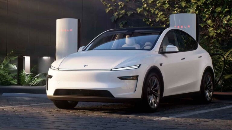 Logo de Tesla en un vehículo eléctrico
