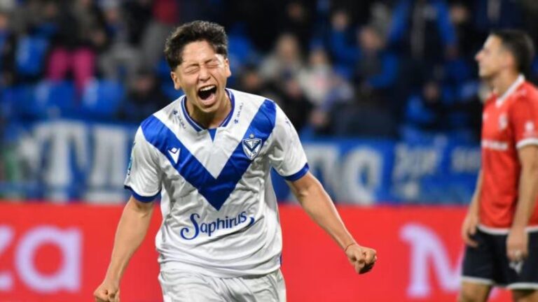 Thiago Aguirre celebrando su gol ante Independiente