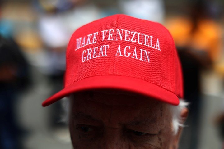 Mapa de Venezuela con la bandera de Estados Unidos y la leyenda Estado 51