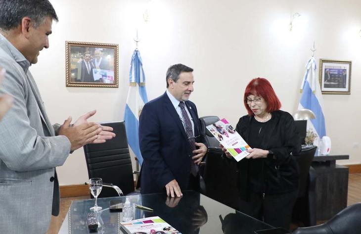Entrega de documento sobre mortalidad materno infantil en Tucumán