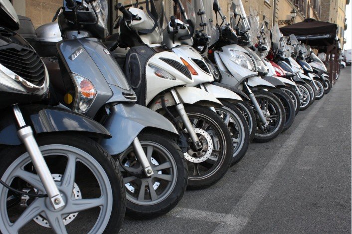 Motos estacionadas en concesionaria