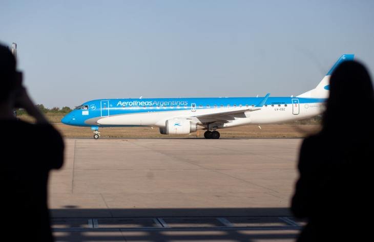 Avión de Aerolíneas Argentinas en pista de aterrizaje