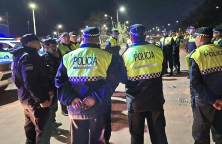 Efectivos policiales durante operativo preventivo en Banda del Río Salí