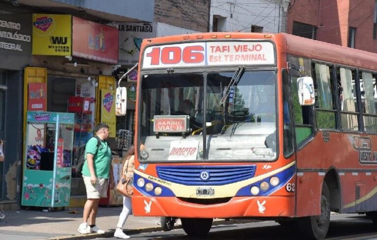 Colectivo en la ciudad de San Miguel de Tucumán durante un paro de transporte