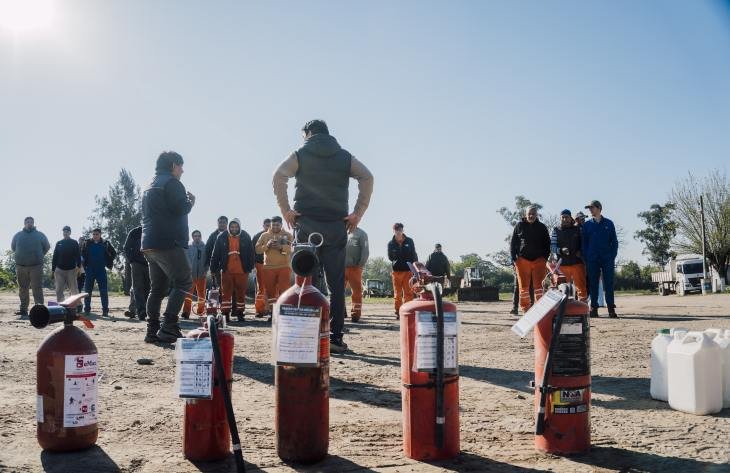 Personal de la DPV durante capacitación sobre uso de extintores