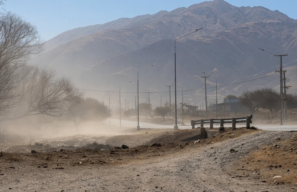 Viento Zonda en Tafí del Valle con techos volados y postes caídos