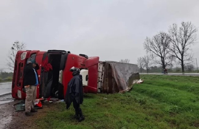 Camión volcado en la Autopista de Circunvalación