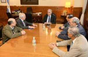 Reunión entre Daniel Abad y Héctor Viñuales de la Federación Económica de Tucumán