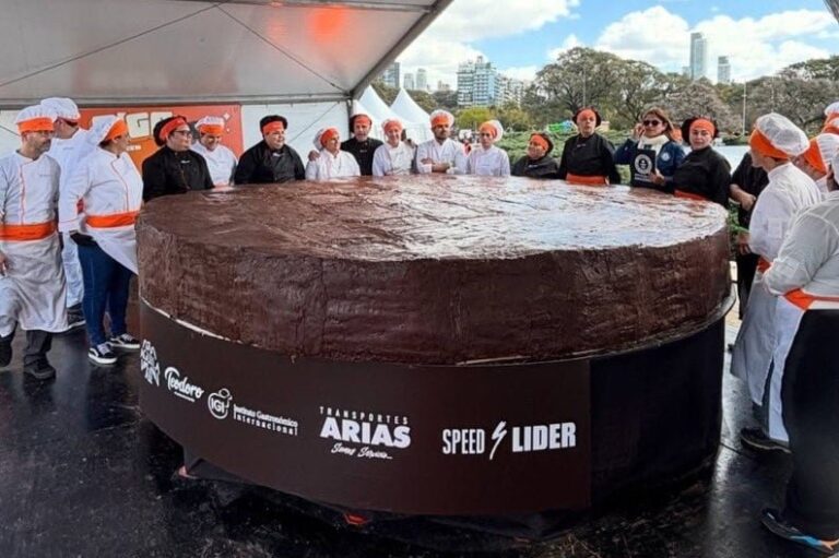 Alfajor gigante de 3.112 kilogramos en la Plaza de las Naciones Unidas, Buenos Aires