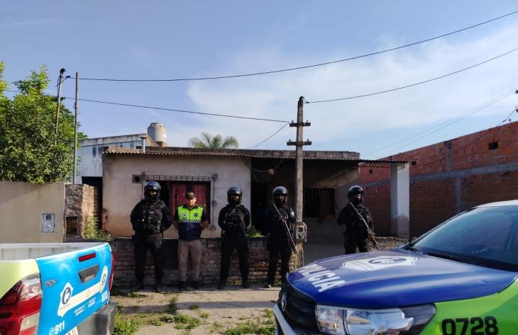 Móvil policial en allanamiento en Tucumán