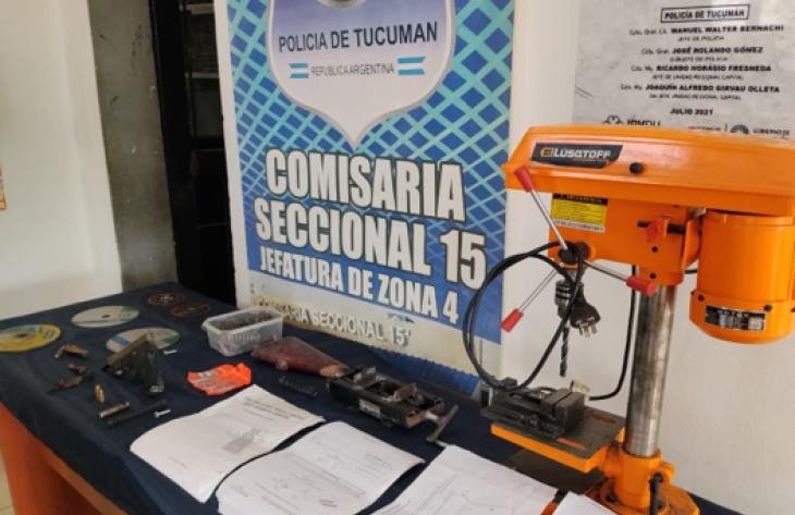 Móvil policial en el barrio 314 Viviendas durante el allanamiento por fabricación de armas hechizas