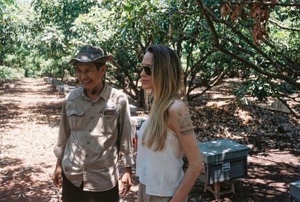 Angelina Jolie en una visita al bosque de Samlaut en Camboya