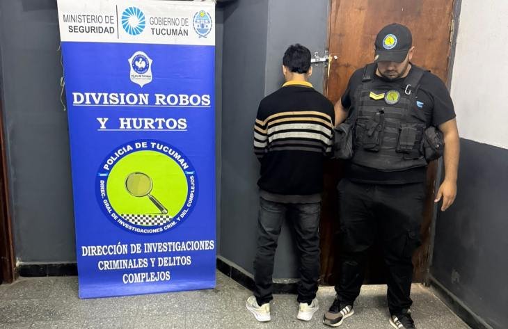 Móvil policial en un operativo de allanamiento en Tucumán