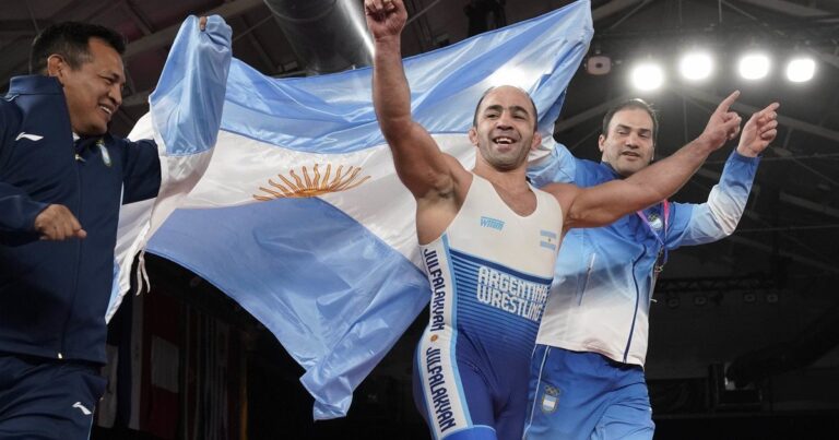 Arsen Julfalakian con la bandera argentina tras ganar la medalla de oro en lucha grecorromana en los Juegos Suramericanos Santa Fe 2026