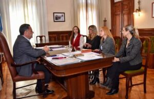 Reunión entre el ministro Regino Amado, Carolina Juárez y Noelia Varas para articular proyectos culturales y educativos en Tucumán