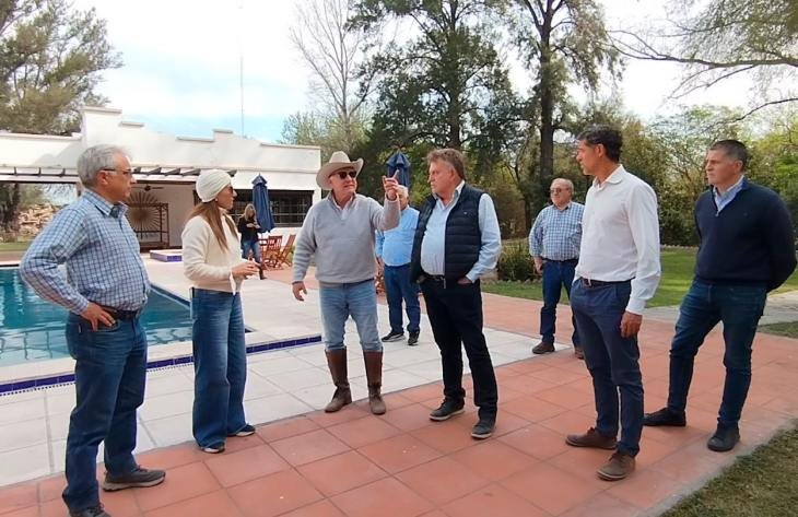 Autoridades provinciales durante la visita técnica a Rancho El Álamo en Trancas