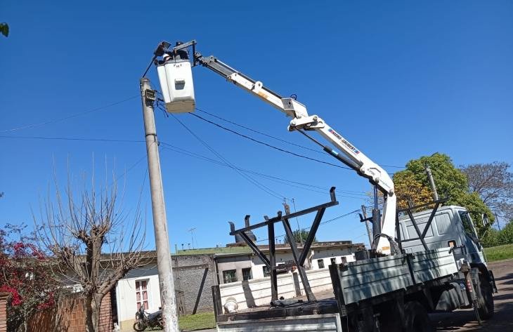 Trabajos de reconversión del alumbrado público en Villa de Leales